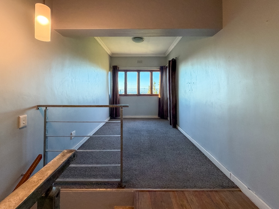 3 Bedroom Property for Sale in Vredehoek Western Cape